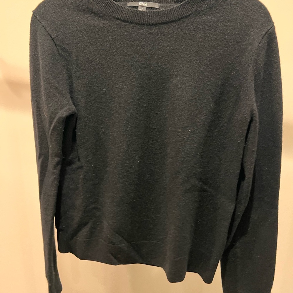 Uniqlo Black Crewneck Sweater